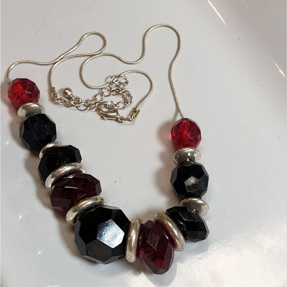 GUC Black & Red Necklace - Picture 2 of 5